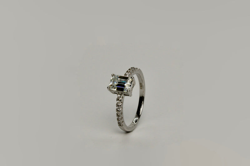 Bague taille émeraude en moissanite