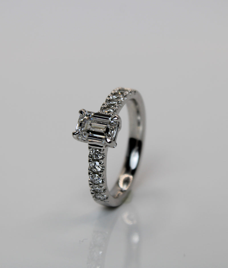 Bague en or blanc 14 carats avec diamant taille émeraude de 1 carat
